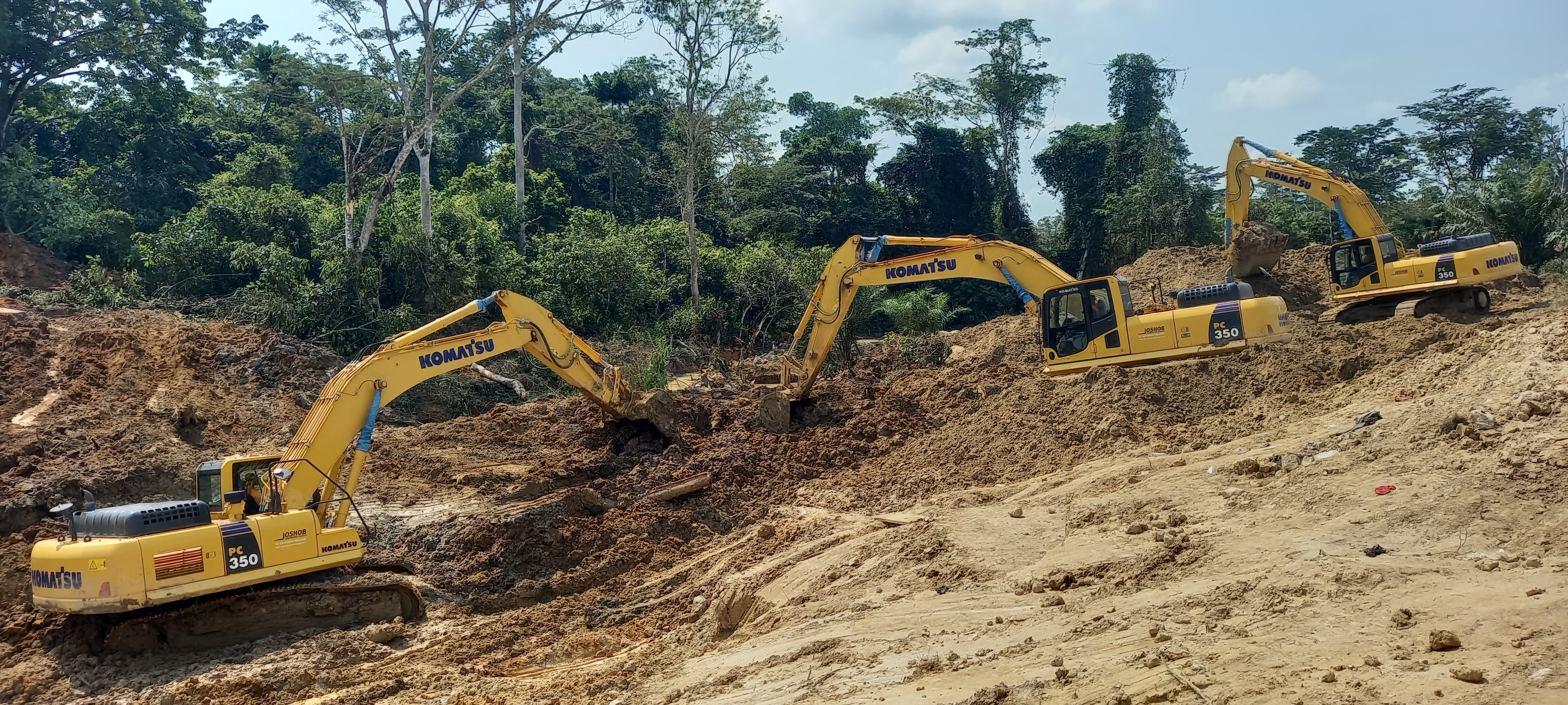 JOSHOB Construction fleet of excavators on site
